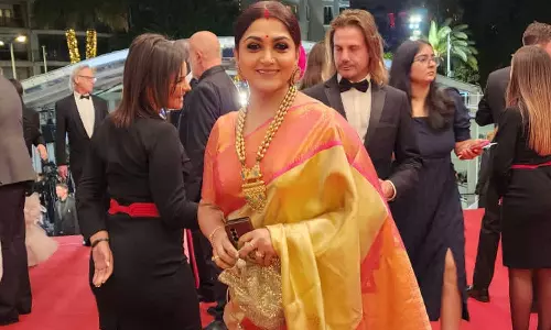 கேன்ஸ் பட விழாவில் புடவையில் நடிகை குஷ்பு