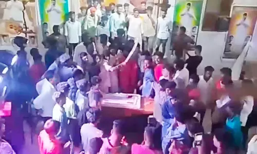 வாளால் கேக் வெட்டி பிறந்தநாள் கொண்டாடிய கட்சி பிரமுகர்