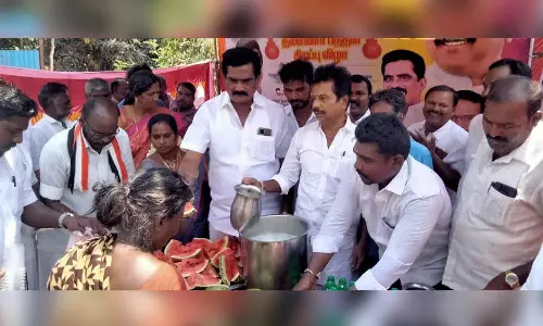 பொன்னேரியில் அமமுக சார்பில் நீர், மோர் பந்தல் திறப்பு