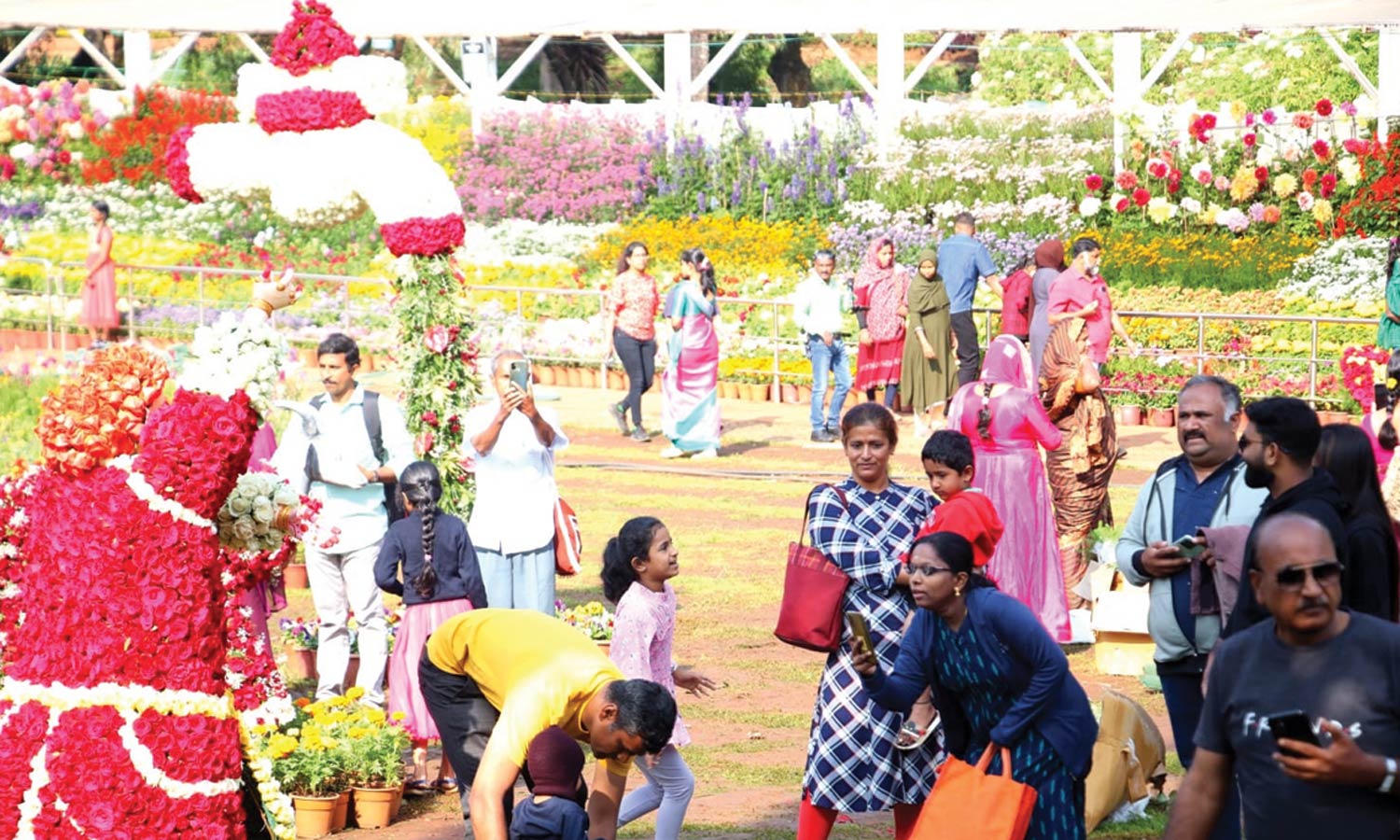 ஊட்டியில் 2வது நாளாக மலர் கண்காட்சியை கண்டு ரசித்த சுற்றுலா பயணிகள்