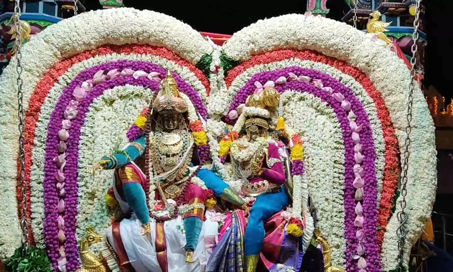 ஸ்ரீ முத்துமாரியம்மன் கோவிலில் ஊஞ்சல் தாலாட்டு ஸ்ரீ முத்துமாரியம்மன் கோவிலில் ஊஞ்சல் தாலாட்டு