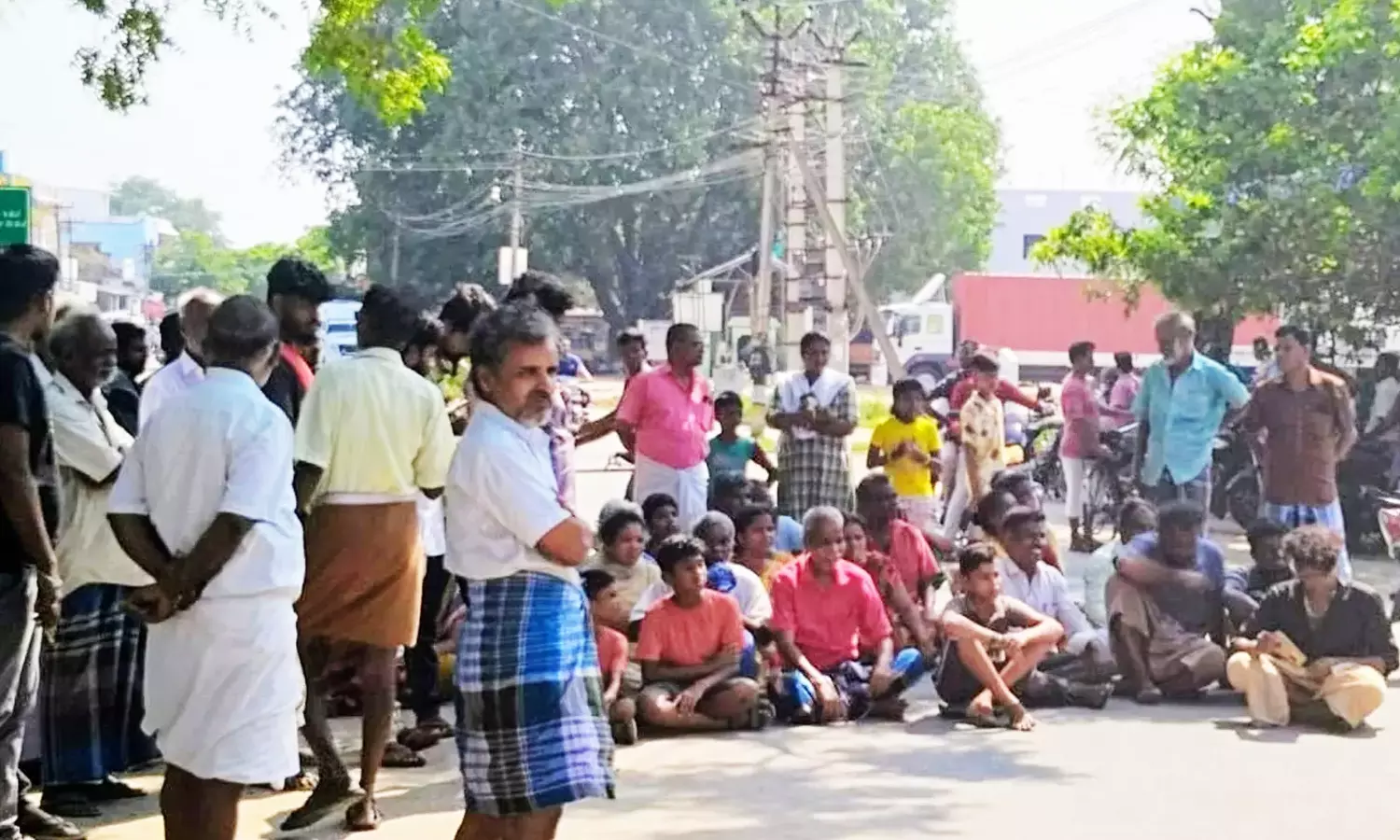 பொதுமக்கள் சாலை மறியல் பொதுமக்கள் சாலை மறியல்