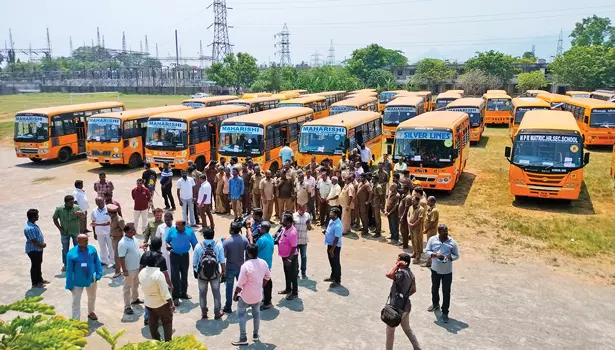 பள்ளி வாகனங்கள் விபத்தை ஏற்படுத்தினால் 6 மாதம் சிறை பள்ளி வாகனங்கள் விபத்தை ஏற்படுத்தினால் 6 மாதம் சிறை