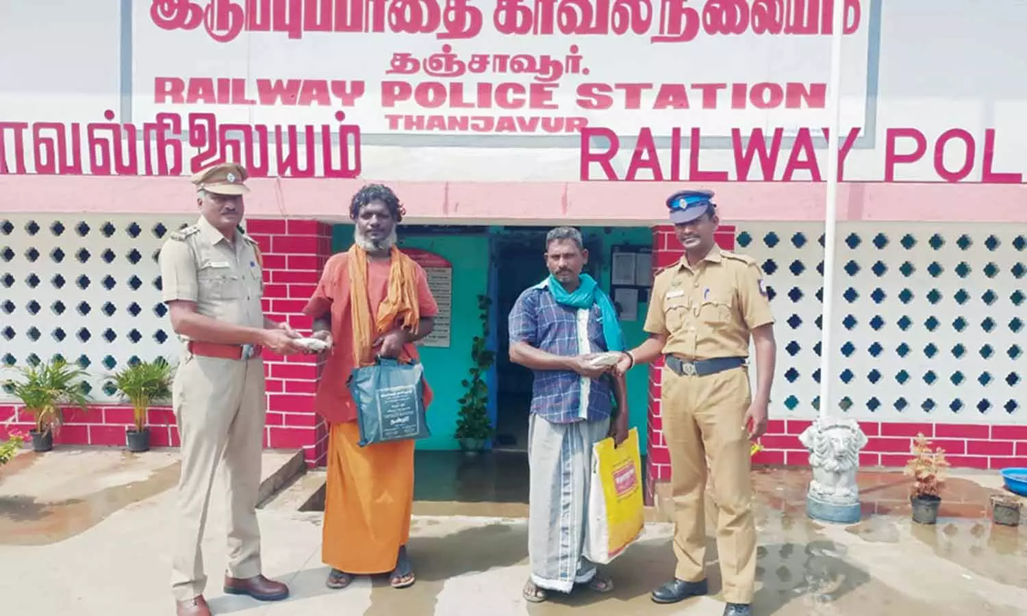 தஞ்சை ரெயில் நிலையத்தில் ஆதரவின்றி சுற்றித்திரிந்து யாசகம் பெற்ற 2 பேரை மீட்ட போலீசார் தஞ்சை ரெயில் நிலையத்தில் ஆதரவின்றி சுற்றித்திரிந்து யாசகம் பெற்ற 2 பேரை மீட்ட போலீசார்