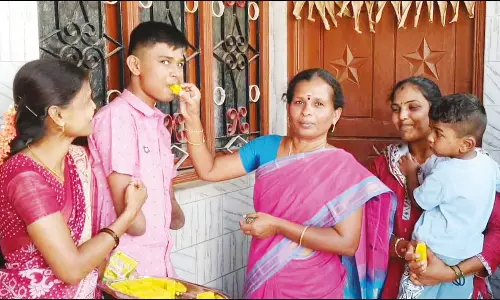 10-ம் வகுப்பு தேர்வில் 437 மதிப்பெண்கள்: இரண்டு கைகளையும் இழந்த மாற்றுத்திறனாளி மாணவன் சாதனை