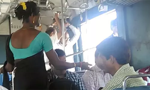 பயணிகளை தொந்தரவு செய்தால் கடும் நடவடிக்கை: திருநங்கைகளுக்கு ரெயில்வே போலீஸ் எஸ்.பி. அறிவுரை