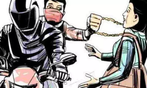 மூதாட்டியிடம் உதவி செய்வது போல் நடித்து தங்க நகை பறிப்பு