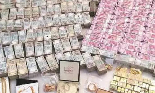 அரசு அலுவலகத்தில் ரூ.2.31 கோடி பணம் சிக்கியது- 1 கிலோ தங்க கட்டிகளும் பறிமுதல்