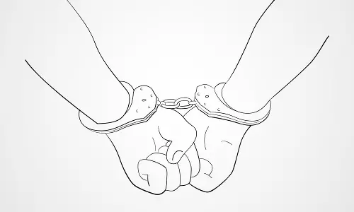 மூதாட்டியை தாக்கியவர் கைது