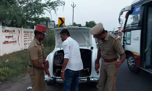 காரைக்கால்-தமிழக எல்லைகளில் சாராயம், மதுபான கடைகளில் சோதனை