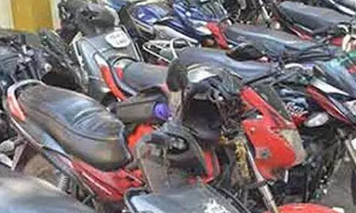 சோழவரம் போலீஸ் நிலையத்தில் குற்ற வழக்குகளில் சிக்கிய வாகனங்கள் ரூ.45 லட்சத்துக்கு எலம் விடப்பட்டன