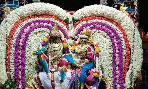 ஸ்ரீ முத்துமாரியம்மன் கோவிலில் ஊஞ்சல் தாலாட்டு