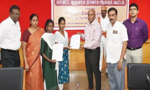 கல்லூரியில் சேர 2 மாணவிகளுக்கு இருளர் சாதி சான்றிதழ்:விழுப்புரம் கலெக்டர் வழங்கினார்