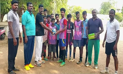விருத்தாசலத்தில் பள்ளி மாணவர்களுக்கு விளையாட்டு உபகரணங்கள்:துணை போலீஸ் சூப்பிரண்டு வழங்கினார்