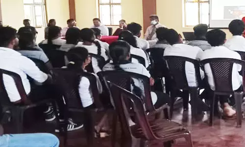 இலவச ஐ.ஏ.எஸ், ஐ.பி.எஸ், டி.என்.பி.எஸ்.சி. தேர்வு கருத்தரங்கு