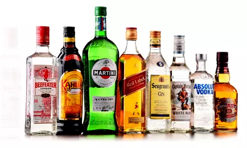 11 எரி சாராய பாட்டில்கள் பறிமுதல்