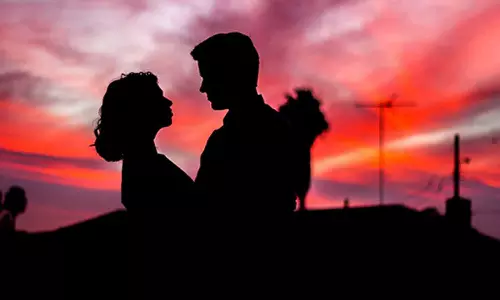 காதலித்து உறவு கொண்டு விட்டு ஏமாற்றிய காதலனை போராடி திருமணம் செய்த பட்டதாரி பெண்