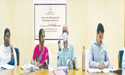 கல்லூரி மாணவிகள் உதவித்தொகை பெற கடன் அட்டை வழங்க வேண்டும்