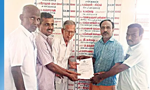 நூலக புரவலருக்கு பாராட்டு