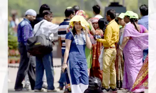 வாட்டி வதைக்கும் வெயிலால் மக்கள் கடும் அவதி