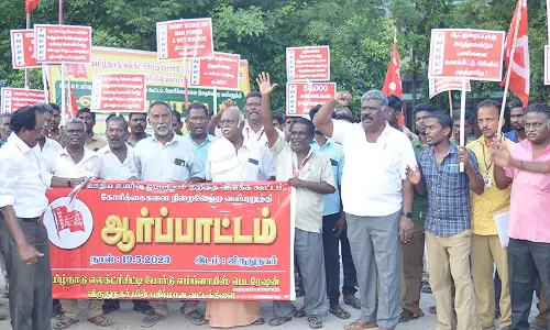 மின்வாரிய ஊழியர்கள் ஆர்ப்பாட்டம்