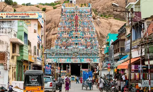 முருகப்பெருமான் மணக்கோலத்தில் காட்சி தரும் திருப்பரங்குன்றம் முருகன் திருக்கோவில்