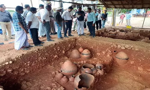 ஆதிச்சநல்லூரில் உலகத்தரம் வாய்ந்த அருங்காட்சியக முன்னேற்பாடு பணிகளை கலெக்டர் ஆய்வு- மத்திய நிதி அமைச்சர் அடிக்கல் நாட்டுகிறார்