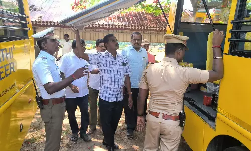 மேட்டுப்பாளையத்தில் 393 பள்ளி வாகனங்களில் வட்டார போக்குவரத்து அலுவலர் ஆய்வு