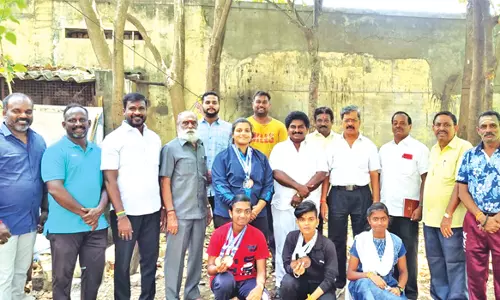தேசிய அளவிலான வலுதூக்கும் போட்டியில் பதக்கம் வென்ற வீராங்கனைகளுக்கு சேலத்தில் பாராட்டு விழா