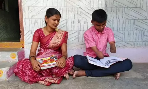 2 கைகளை இழந்தவர்: 10-ம் வகுப்பு தேர்வில் பள்ளியில் முதலிடம் பிடித்த கிருஷ்ணகிரி மாணவர்