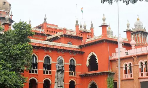 கல்வி உபகரணங்கள் வழங்க வேண்டியது அரசின் கடமை-  சென்னை ஐகோர்ட்டு அதிரடி