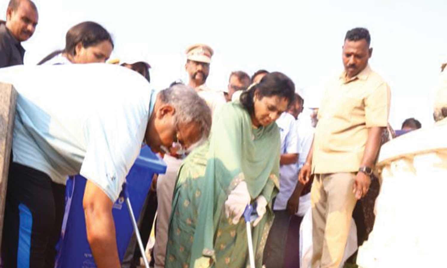 புதுவை கடற்கரையை சுத்தப்படுத்திய கவர்னர் தமிழிசை