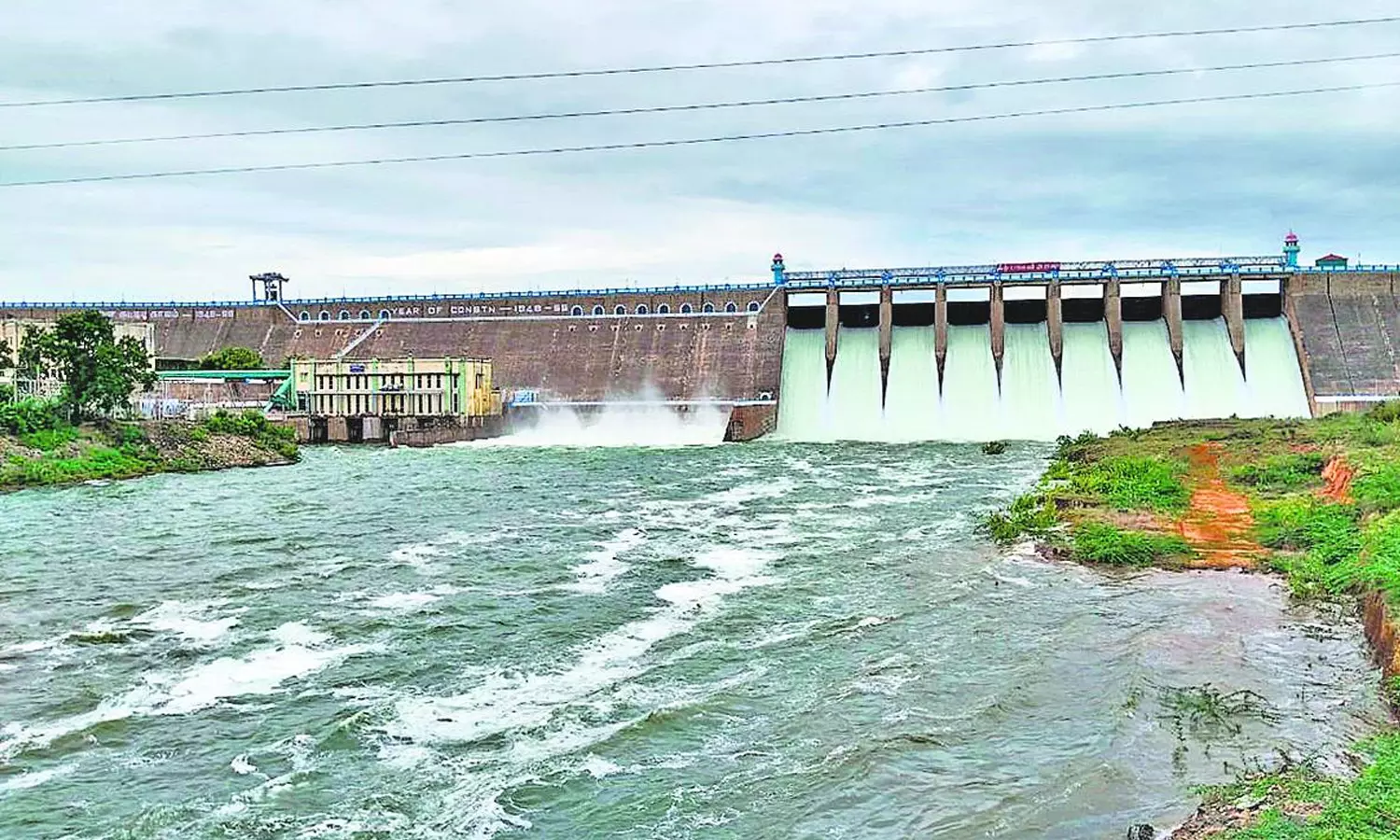 பவானிசாகர் அணையின் நீர்மட்டம் 82.92 அடியாக குறைந்தது பவானிசாகர் அணையின் நீர்மட்டம் 82.92 அடியாக குறைந்தது