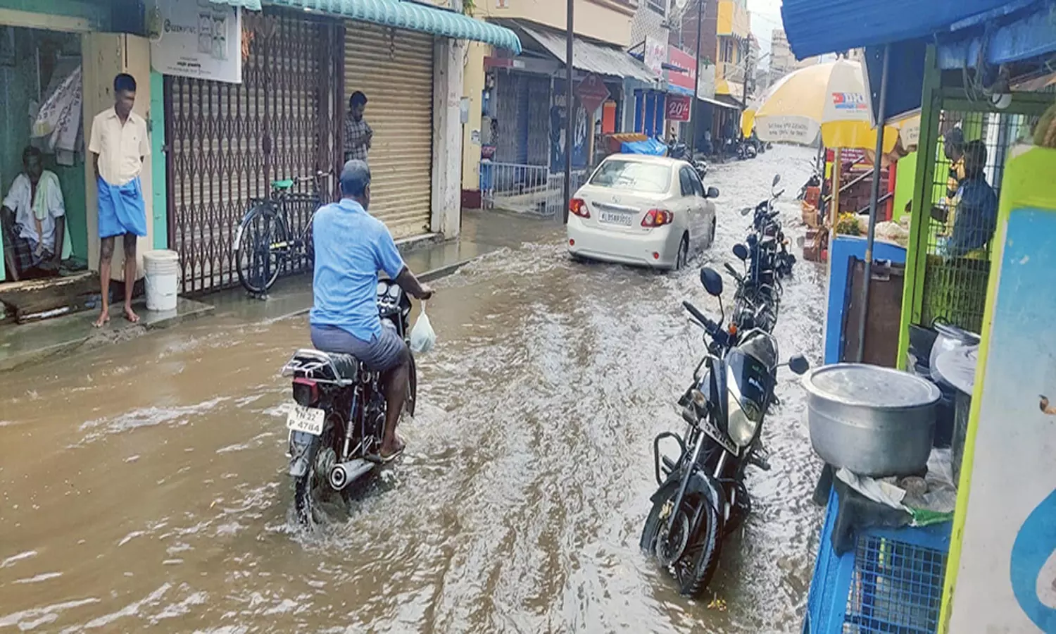 கூடலூரில் பலத்த மழை ஆக்கிரமிப்புகளால் சாலையில் பெருக்கெடுத்து ஓடிய வெள்ளம் கூடலூரில் பலத்த மழை ஆக்கிரமிப்புகளால் சாலையில் பெருக்கெடுத்து ஓடிய வெள்ளம்