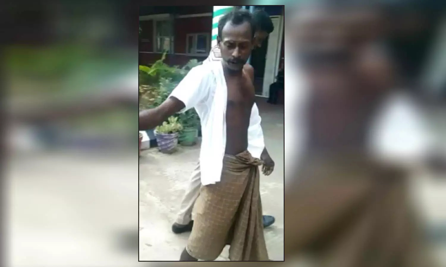 பல்லடம் போலீஸ் நிலையம் முன்பு தீக்குளிக்க முயன்ற வாலிபரால் பரபரப்பு