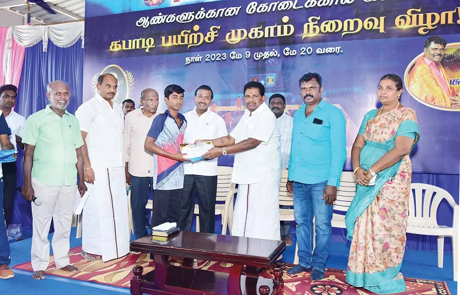 கோடைகால கபடி பயிற்சி முகாம் நிறைவு விழா: மோகன் சி. லாசரசுக்கு அமைச்சர் அனிதா ராதாகிருஷ்ணன் பாராட்டு கோடைகால கபடி பயிற்சி முகாம் நிறைவு விழா: மோகன் சி. லாசரசுக்கு அமைச்சர் அனிதா ராதாகிருஷ்ணன் பாராட்டு