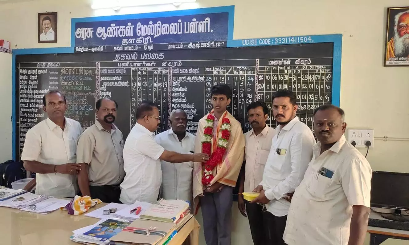 10-ம் வகுப்பு பொதுதேர்வில் முதல் மதிப்பெண் பெற்ற மாணவனுக்கு பாராட்டு 10-ம் வகுப்பு பொதுதேர்வில் முதல் மதிப்பெண் பெற்ற மாணவனுக்கு பாராட்டு