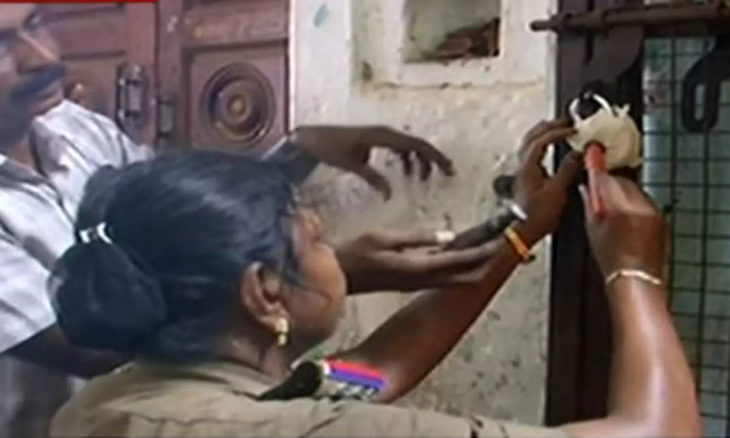 தஞ்சையில் மது அருந்திய 2 பேர் உயிரிழப்பு - மதுவில் சயனைடு கலந்திருந்ததாக உடற்கூராய்வில் தகவல் தஞ்சையில் மது அருந்திய 2 பேர் உயிரிழப்பு - மதுவில் சயனைடு கலந்திருந்ததாக உடற்கூராய்வில் தகவல்