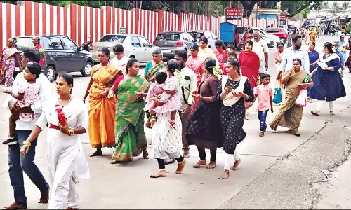 பழனி முருகன் கோவிலில் அக்னி நட்சத்திர கழுதிருவிழா: கடம்ப மலர்களை சூடி பக்தர்கள் கிரிவலம்