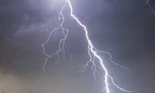 அருப்புக்கோட்டை அருகே ஆடு மேய்த்த வாலிபர்கள் மின்னல் தாக்கி பலி