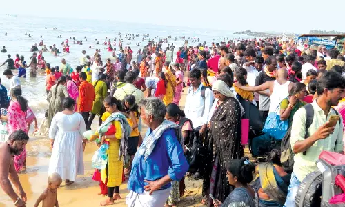 கோடை விடுமுறையை குதூகலமாய் கொண்டாட வேளாங்கண்ணியில் குவிந்த சுற்றுலா பயணிகள்