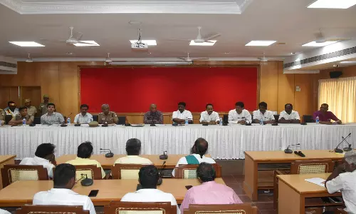 கோவிலில் வழிபாடு தொடர்பாக கருத்து வேறுபாடு: இரு தரப்பினரிடம் கலெக்டர் பேச்சு வார்த்தை