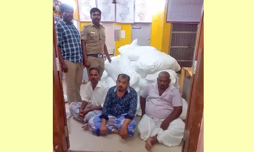 நத்தம் அருகே சொகுசு காரில் கடத்தப்பட்ட 500 கிலோ குட்கா பறிமுதல்