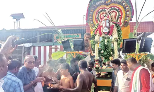 மகா மாரியம்மன் கோவில் திருவிழாவை முன்னிட்டு அம்மன் திருவீதி உலா