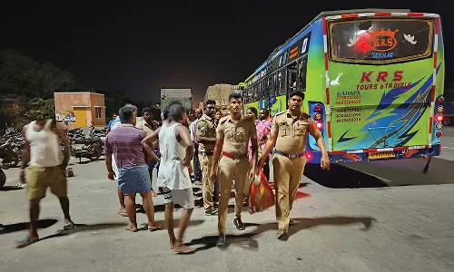 வேளாங்கண்ணியில் இருந்து வந்த ஆந்திர சுற்றுலா பயணிகளிடம் மதுபாட்டில் பறிமுதல்