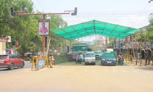 திருச்சியில் முதன்முறையாக சிக்னலில் கோடை பந்தல்