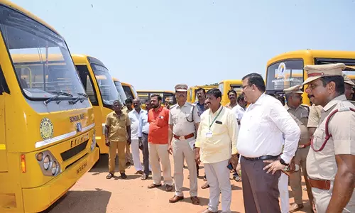 தென்காசியில் பள்ளி வாகனங்களை கலெக்டர் ஆய்வு