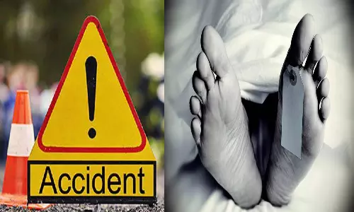 லாரி மோதி மின் ஊழியர் சாவு