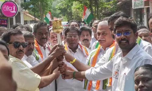 இளைஞர் காங்கிரசார் ஜோதி ஏந்தி பேரணி