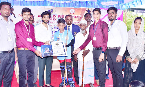 3 மணி நேரம் தொடர்ந்து சிலம்பம் சுற்றி மாணவர் சாதனை